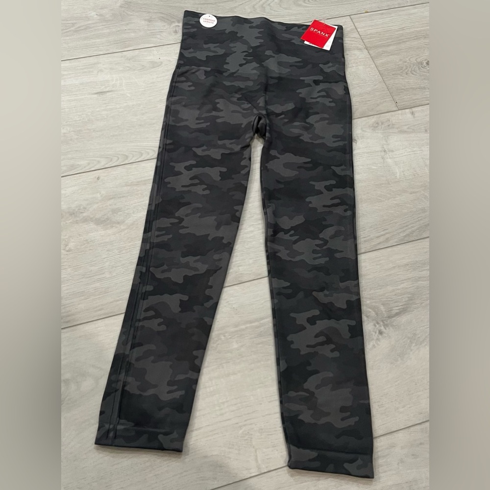 Spanx cropped leggings size M